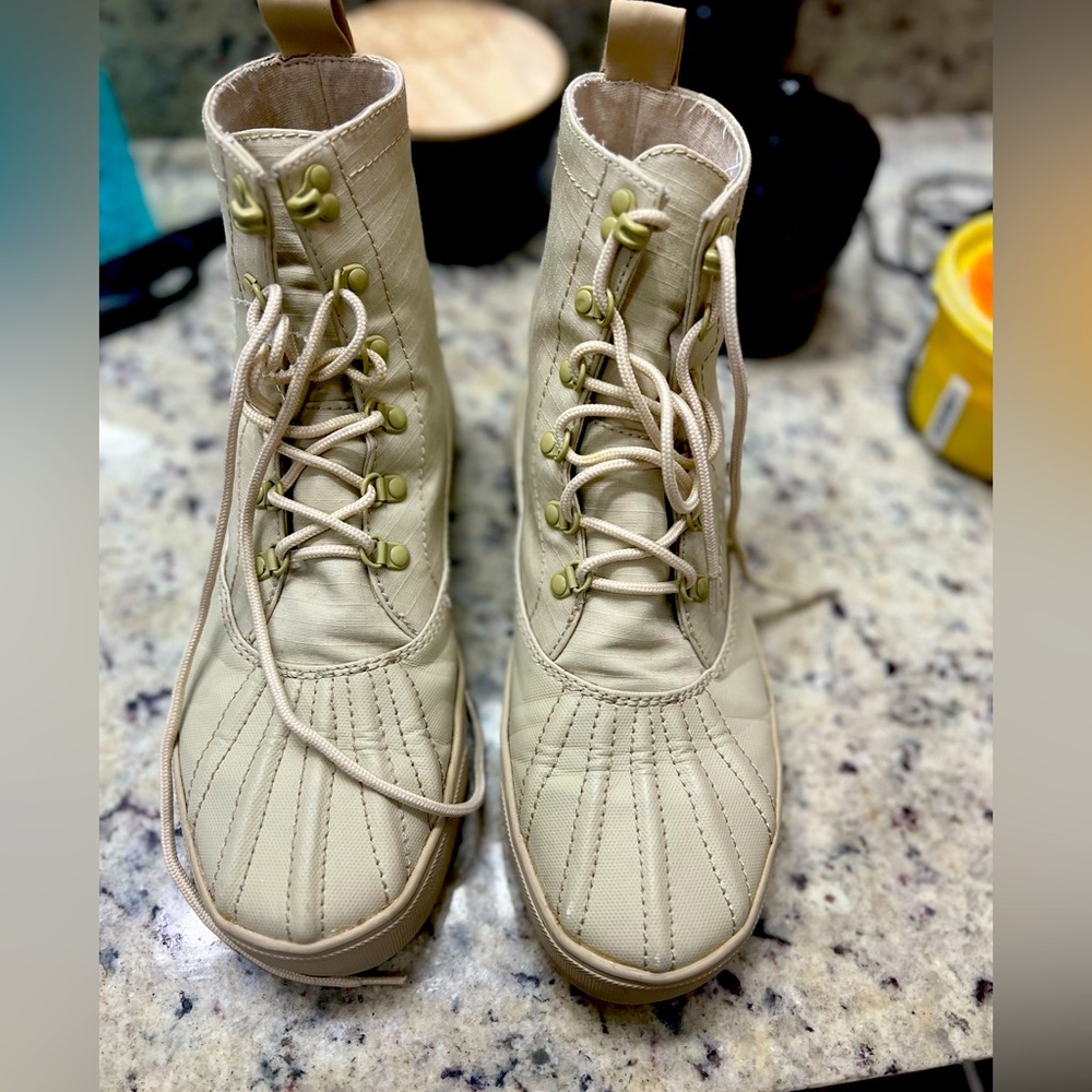 Combat boots styles- size 9 Pre-owned